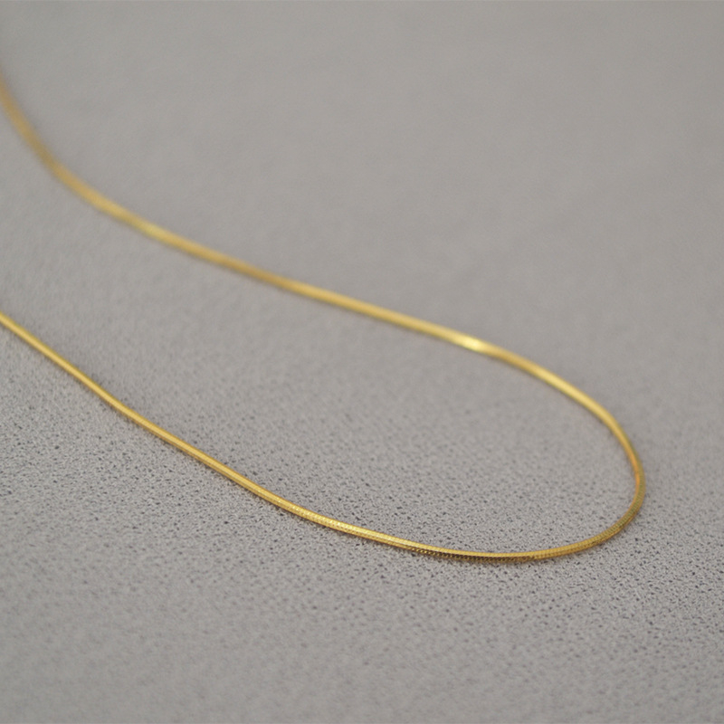 Ogrlica Miya Sophia Jewelry: bakar elektroplatirano, lanac zmijskog kostiju s geometrijskim dizajnom, 10 g