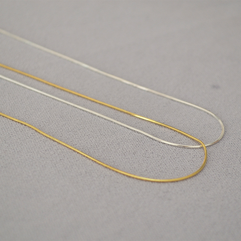 Ogrlica Miya Sophia Jewelry: bakar elektroplatirano, lanac zmijskog kostiju s geometrijskim dizajnom, 10 g