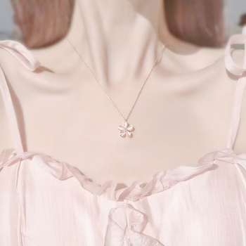 Огърлица с 360° въртене на прасковено цветче, флорална форма, позлатена медна основа, марка Mother Buddha, Есен 2025