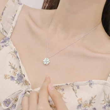 Огърлица с 360° въртене на прасковено цветче, флорална форма, позлатена медна основа, марка Mother Buddha, Есен 2025