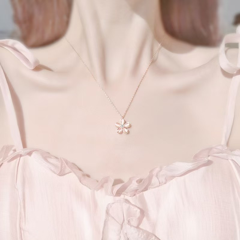 Огърлица с 360° въртене на прасковено цветче, флорална форма, позлатена медна основа, марка Mother Buddha, Есен 2025