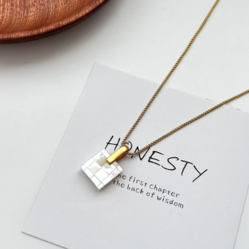 Colier geometric din sidef, lucrat manual, lanț clavicular cu pandant din scoică, 41–50 cm, finisaj electroplacat