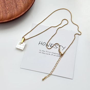 Colier geometric din sidef, lucrat manual, lanț clavicular cu pandant din scoică, 41–50 cm, finisaj electroplacat