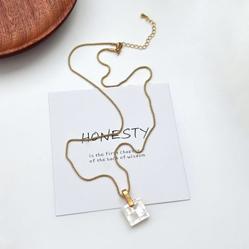 Colier geometric din sidef, lucrat manual, lanț clavicular cu pandant din scoică, 41–50 cm, finisaj electroplacat