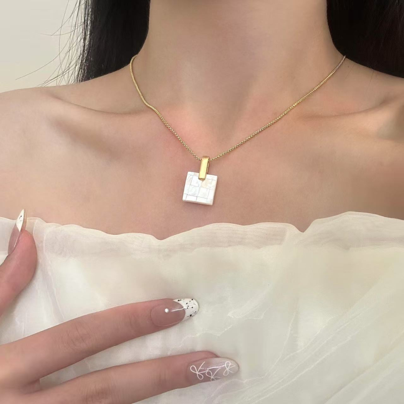 Colier geometric din sidef, lucrat manual, lanț clavicular cu pandant din scoică, 41–50 cm, finisaj electroplacat