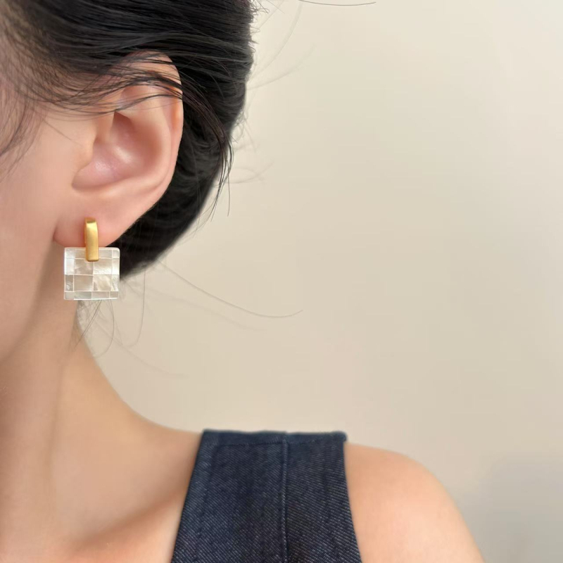 Colier geometric din sidef, lucrat manual, lanț clavicular cu pandant din scoică, 41–50 cm, finisaj electroplacat