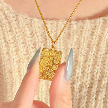 Κολιέ με ορθογώνιο μενταγιόν, χαραγμένο μήνυμα τύχης και ευημερίας; επιχρυσωμένος ορείχαλκος; ηλεκτροεπιχρύσωσης; κινέζικο στυλ, λογοτεχνικό ρετρό.