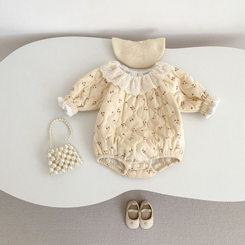 Baba overál csipkés gallérral, quilted mintázatú, hosszú ujjú, 100% poliészter, pulóver stílus, téli szezon