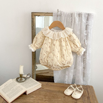 Baba overál csipkés gallérral, quilted mintázatú, hosszú ujjú, 100% poliészter, pulóver stílus, téli szezon