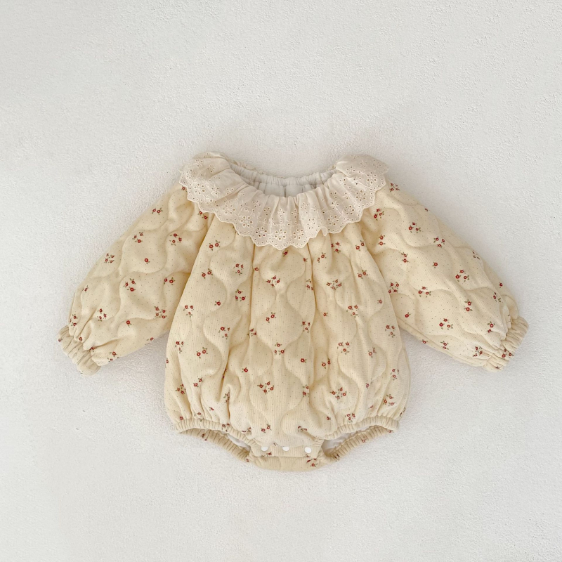 Baba overál csipkés gallérral, quilted mintázatú, hosszú ujjú, 100% poliészter, pulóver stílus, téli szezon