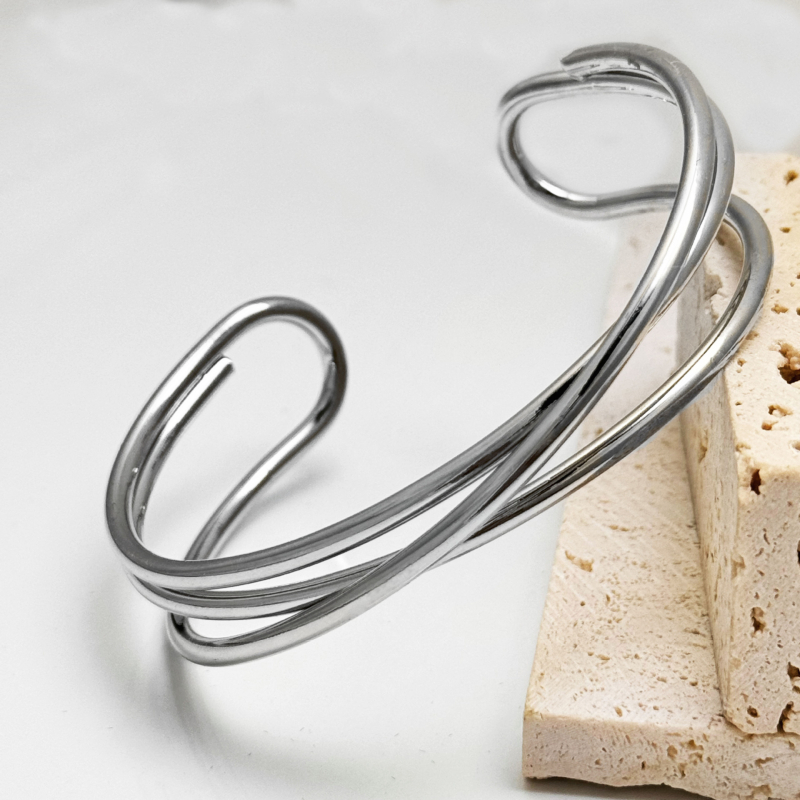 Sieviešu trīs slāņu vijas metāla rokassprādze ar atveramu aizdari un logotipa druku iespēju