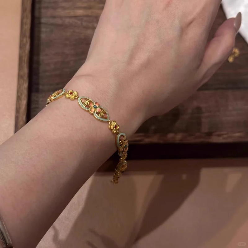 Szív alakú karkötő, ötvözetből, elektroplattálással készült bevonat, nőies koreai stílusú dizájn (Anyag: ötvözet; Forma: szív; Feldolgozás: elektroplattálás; Stílus: nőies, koreai)