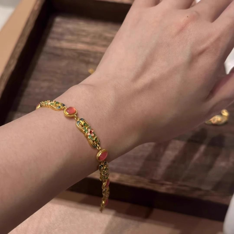 Szív alakú karkötő, ötvözetből, elektroplattálással készült bevonat, nőies koreai stílusú dizájn (Anyag: ötvözet; Forma: szív; Feldolgozás: elektroplattálás; Stílus: nőies, koreai)