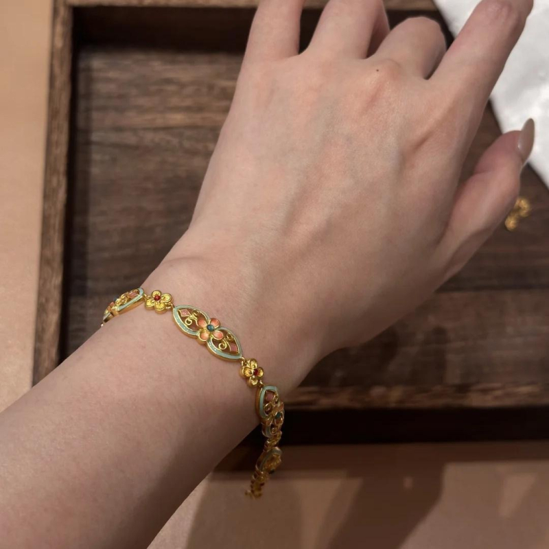 Szív alakú karkötő, ötvözetből, elektroplattálással készült bevonat, nőies koreai stílusú dizájn (Anyag: ötvözet; Forma: szív; Feldolgozás: elektroplattálás; Stílus: nőies, koreai)