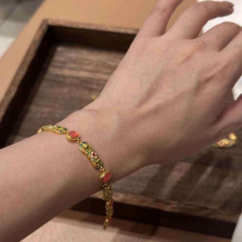 Szív alakú karkötő, ötvözetből, elektroplattálással készült bevonat, nőies koreai stílusú dizájn (Anyag: ötvözet; Forma: szív; Feldolgozás: elektroplattálás; Stílus: nőies, koreai)