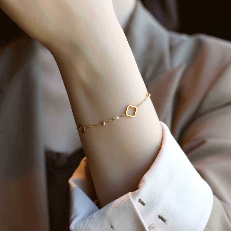 Brățară din oțel titan cu design gol în formă de patru foi, placare electrolitică, stil feminin discret lux