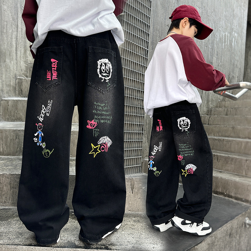 Fiúknak szánt pamut farmernadrág cartoon grafika mintával, magas derekú, elasztikus derékrész, széles lábszárú egyenes szabás, tavasz–ősz