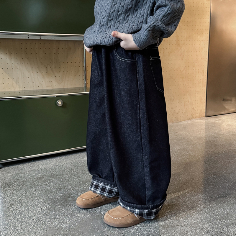 Kisfiúknak szóló koreai stílusú denim farmernadrág, rácsmintás, fleece bélés, csillag hímzés