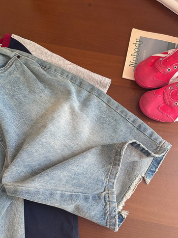 Gyerekeknek szóló farmer rövidnadrág, homokmosott, laza fazon, 70% pamut, 30% poliészter, középső derék, elasztikus öv, 3–8 éveseknek