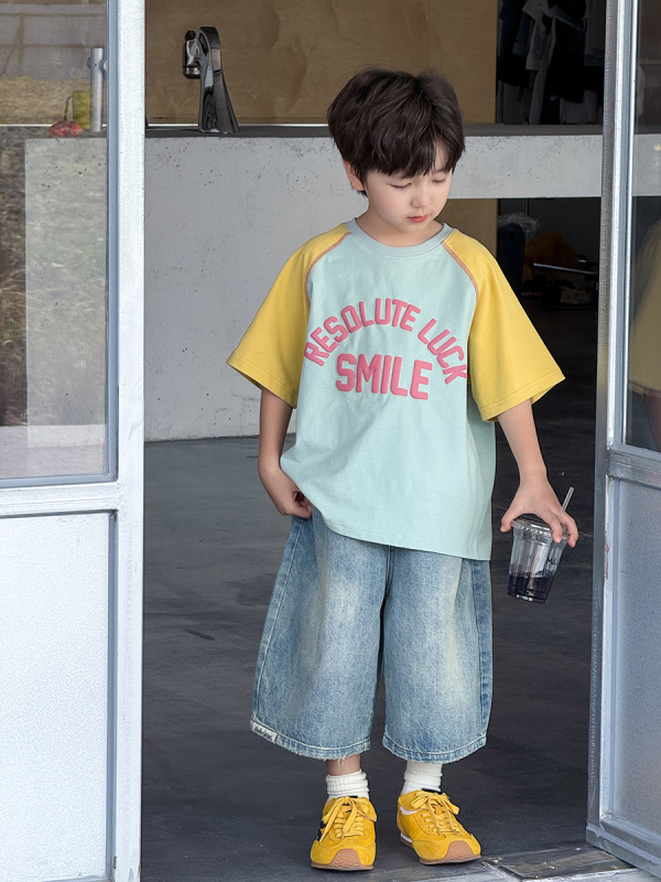 Gyerekeknek szóló farmer rövidnadrág, homokmosott, laza fazon, 70% pamut, 30% poliészter, középső derék, elasztikus öv, 3–8 éveseknek