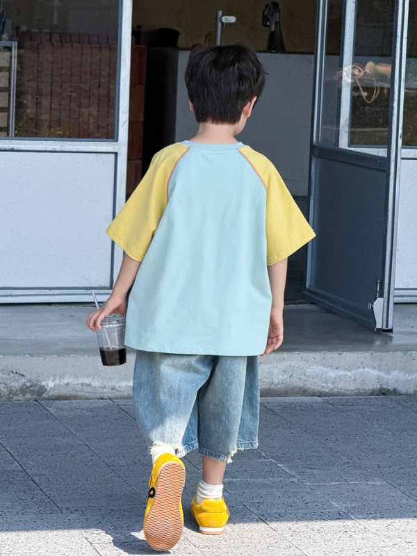 Gyerekeknek szóló farmer rövidnadrág, homokmosott, laza fazon, 70% pamut, 30% poliészter, középső derék, elasztikus öv, 3–8 éveseknek