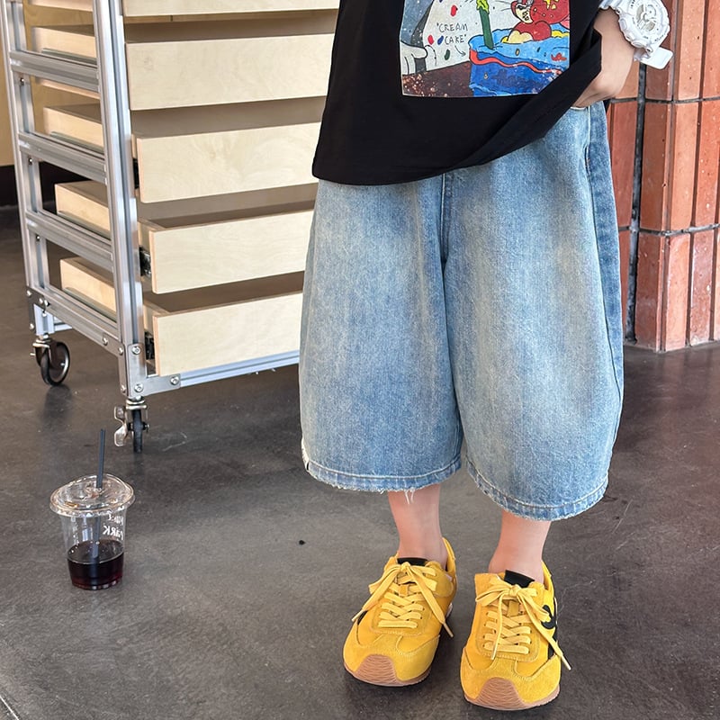 Gyerekeknek szóló farmer rövidnadrág, homokmosott, laza fazon, 70% pamut, 30% poliészter, középső derék, elasztikus öv, 3–8 éveseknek