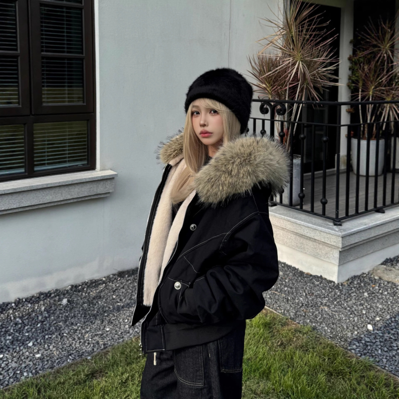 Ženska parka s punjenjem od pamuka-puh, vanjski materijal poliester, kapuljača sa zipom, duljina 50–65 cm
