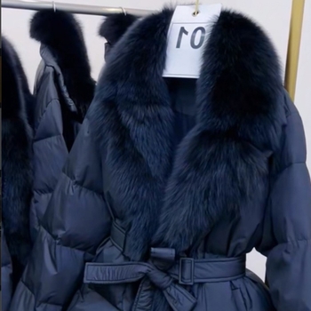 Ženski kaput s pamukovim punjenjem, polo ovratnik, jednostruko kopčanje, dugi rukavi, poliester materijal