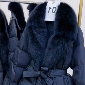 Ženski kaput s pamukovim punjenjem, polo ovratnik, jednostruko kopčanje, dugi rukavi, poliester materijal