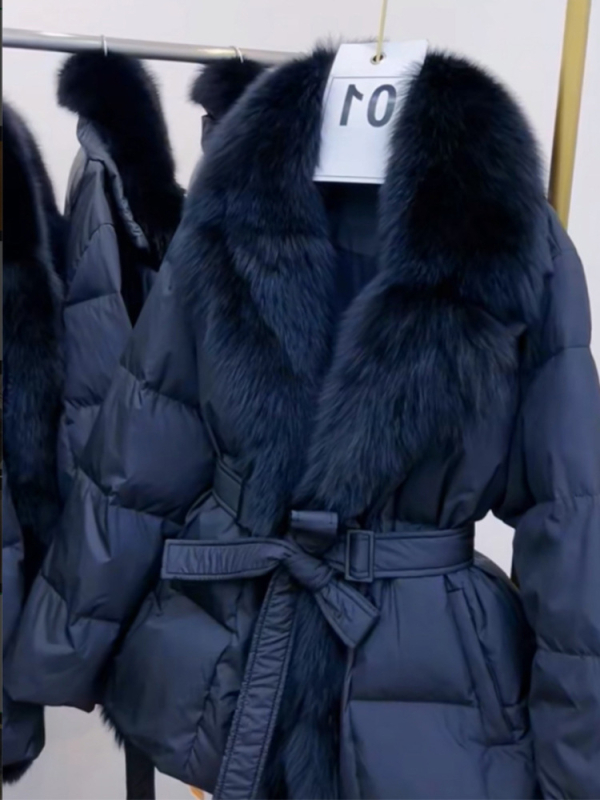 Ženski kaput s pamukovim punjenjem, polo ovratnik, jednostruko kopčanje, dugi rukavi, poliester materijal