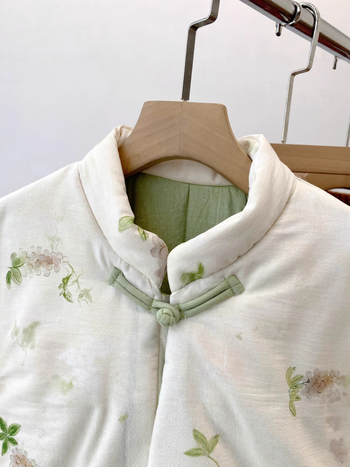 Zimska pamučna jakna s punjenjem od pamuka, labave siluete, dugi rukavi, stojeći ovratnik, debeli nadjev, cvjetni uzorak