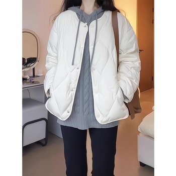 Jakna s pamukom i punjenjem od chenille tkanine, zatvara se zipom, ultra kratka duljina, polo ovratnik; punilo: imitacija svile i pamuka