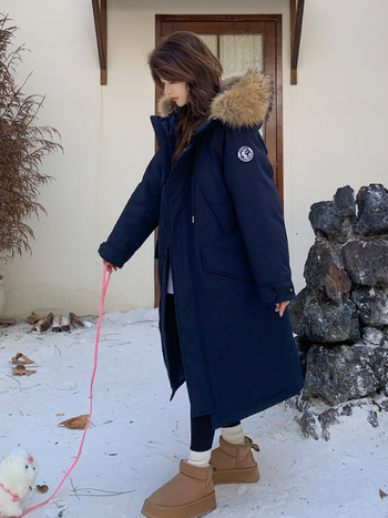 Parka od pamuka s punom puh-pamučnog vlakna; srednja duljina, opušten kroj, odvojivi umjetni krzneni ovratnik, zatvarač