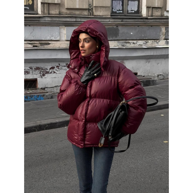 Ženski kaput s pamukom punjenjem i zatvaračem, materijal poliester, duljina 50–65 cm, stojeći ovratnik