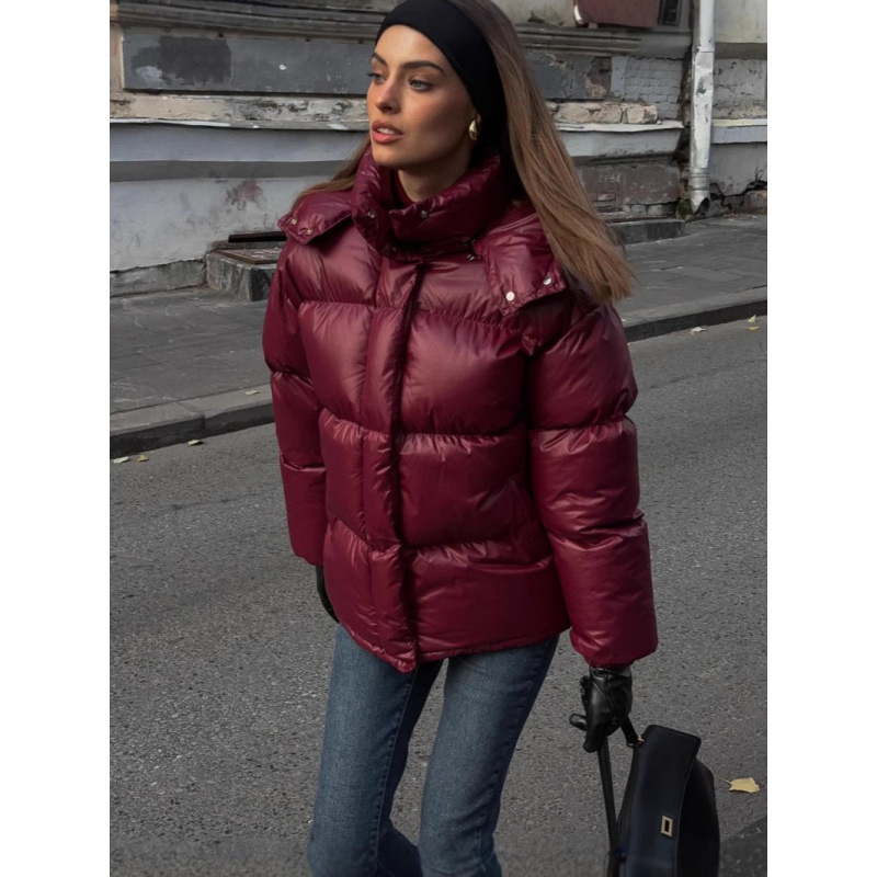 Ženski kaput s pamukom punjenjem i zatvaračem, materijal poliester, duljina 50–65 cm, stojeći ovratnik