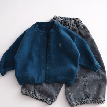 Gyerekeknek szóló koreai stílusú kötött kardigán hímzéssel; akril anyag 65%; hosszú ujjú; egy soros záródás.