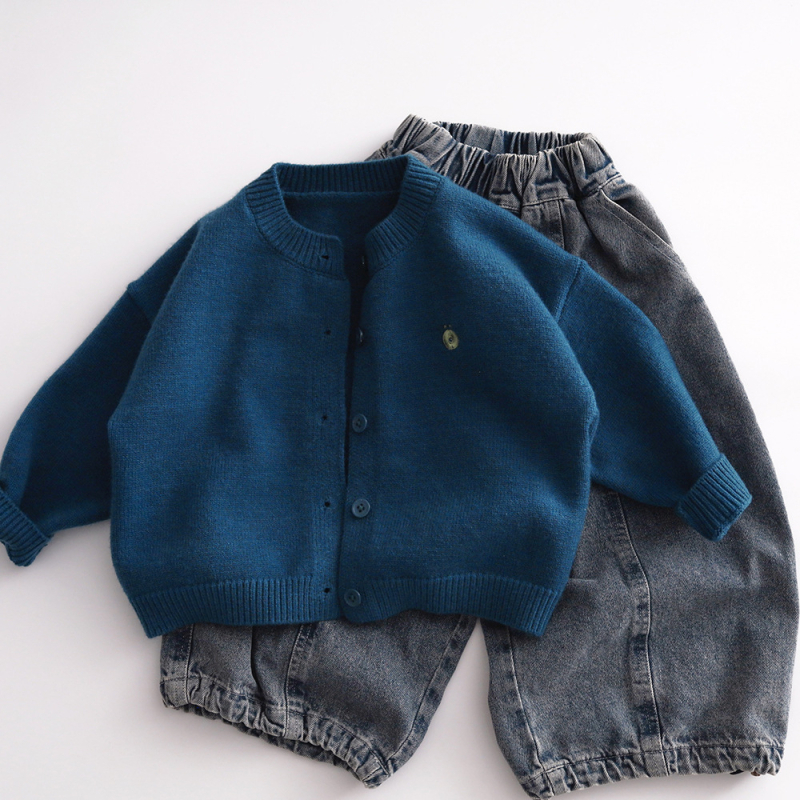 Gyerekeknek szóló koreai stílusú kötött kardigán hímzéssel; akril anyag 65%; hosszú ujjú; egy soros záródás.