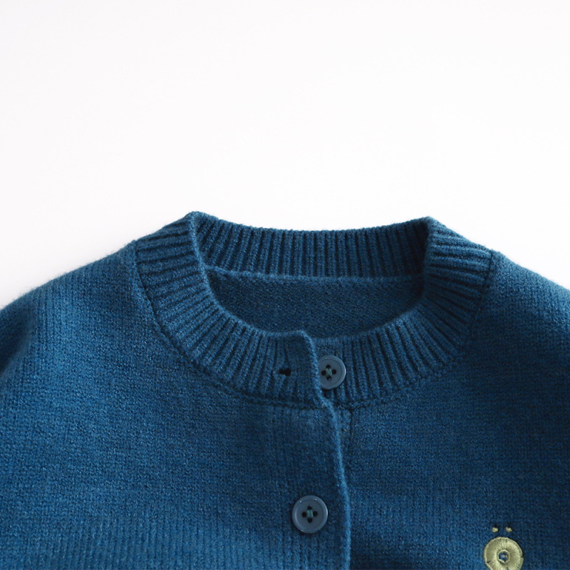 Gyerekeknek szóló koreai stílusú kötött kardigán hímzéssel; akril anyag 65%; hosszú ujjú; egy soros záródás.