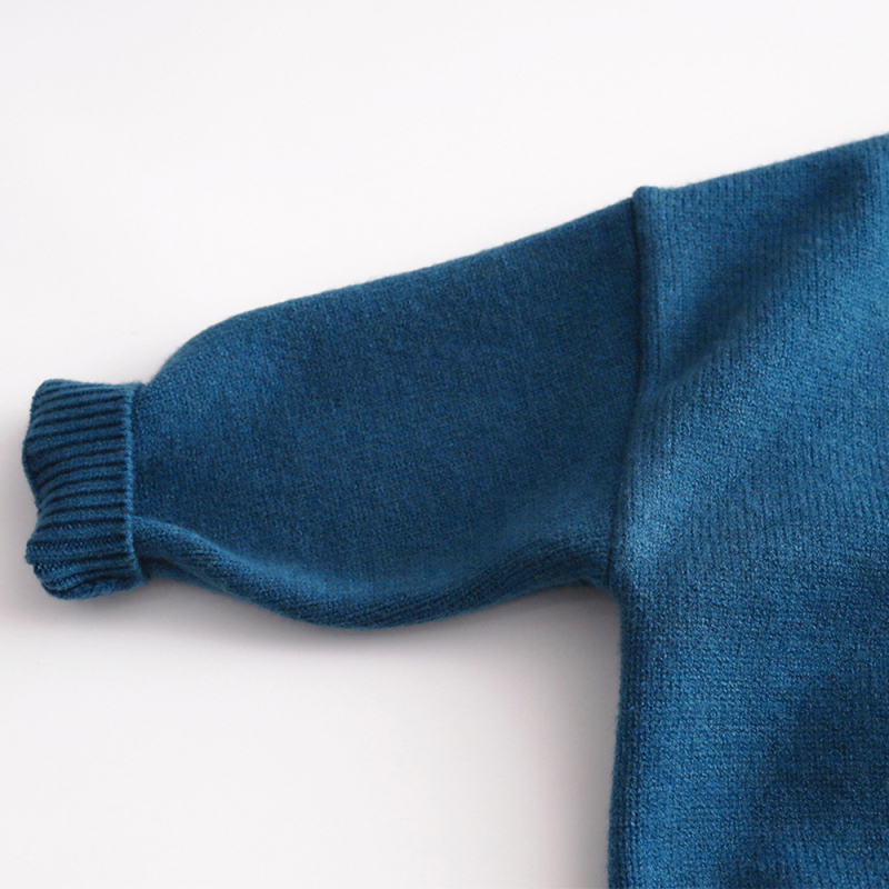 Gyerekeknek szóló koreai stílusú kötött kardigán hímzéssel; akril anyag 65%; hosszú ujjú; egy soros záródás.