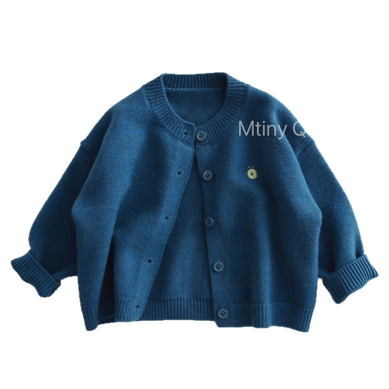 Gyerekeknek szóló koreai stílusú kötött kardigán hímzéssel; akril anyag 65%; hosszú ujjú; egy soros záródás.