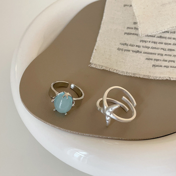 Nyitott geometriájú gyűrű matt felületű ötvözetből, tengeri csillag és macskaszem díszítéssel, elektroplatírozott