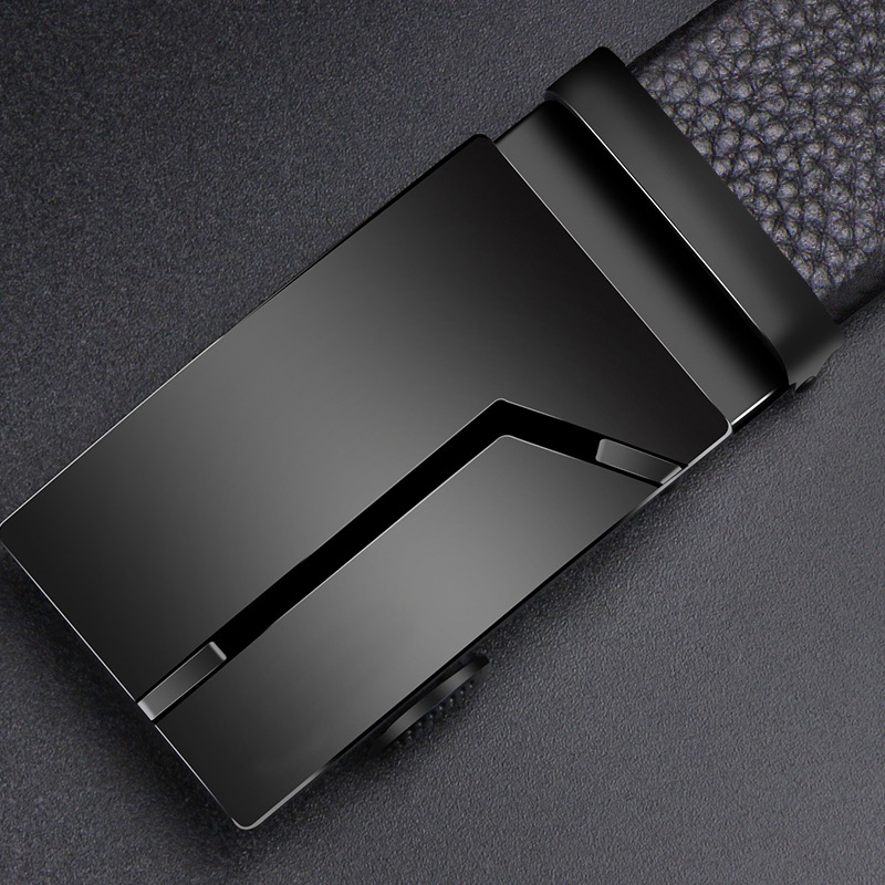 Férfi öv valódi bőrből, kétoldalas szegéllyel, ötvözetből készült csattal, automata zárással, szélesség 2–4 cm