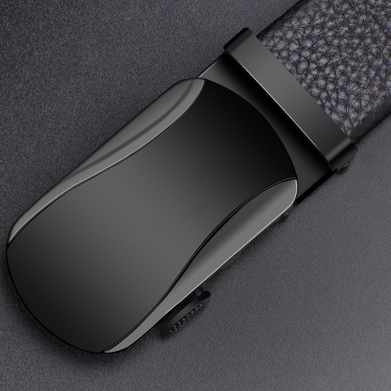 Férfi öv valódi bőrből, kétoldalas szegéllyel, ötvözetből készült csattal, automata zárással, szélesség 2–4 cm