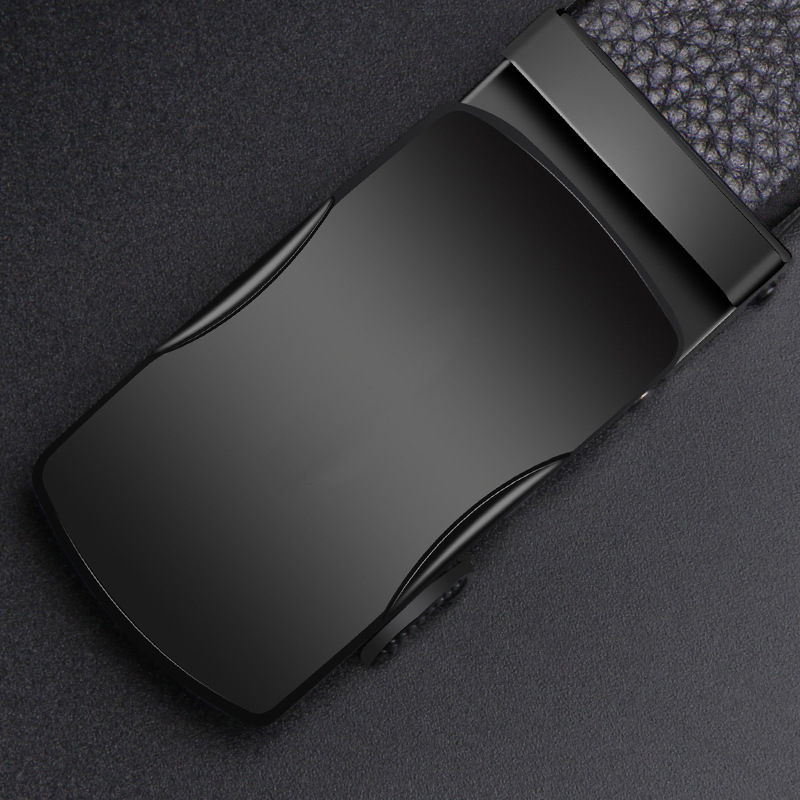 Férfi öv valódi bőrből, kétoldalas szegéllyel, ötvözetből készült csattal, automata zárással, szélesség 2–4 cm