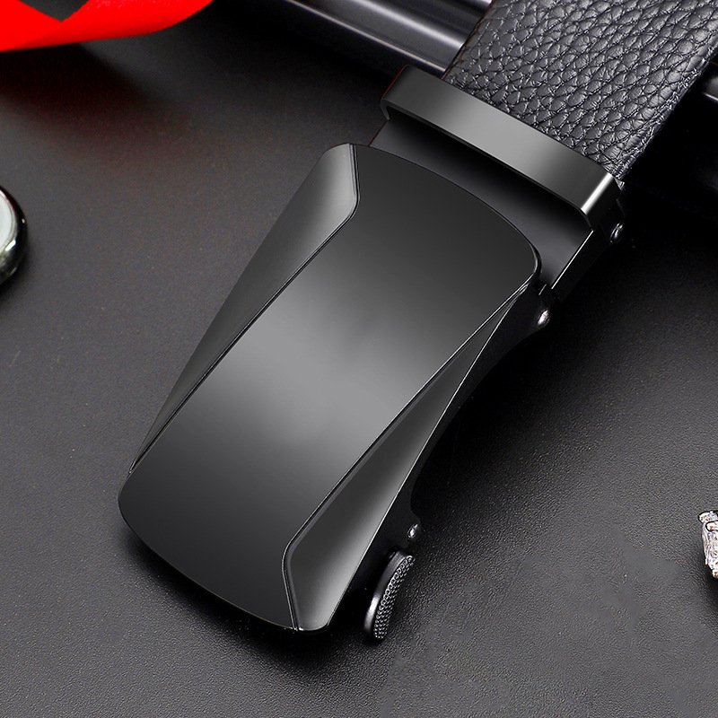 Férfi öv valódi bőrből, kétoldalas szegéllyel, ötvözetből készült csattal, automata zárással, szélesség 2–4 cm