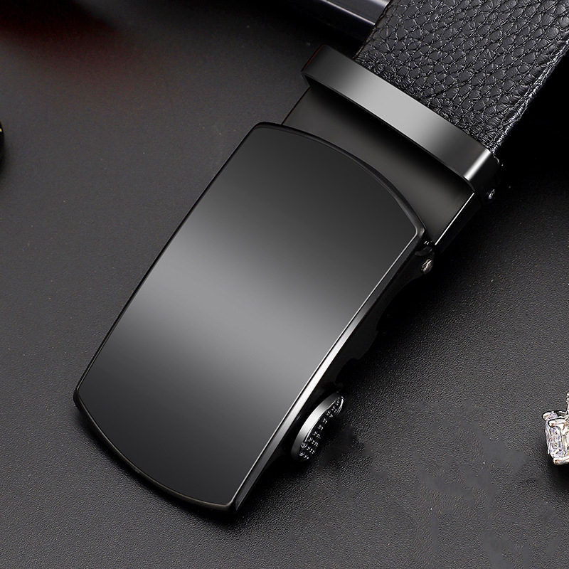 Férfi öv valódi bőrből, kétoldalas szegéllyel, ötvözetből készült csattal, automata zárással, szélesség 2–4 cm