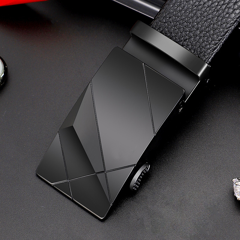 Férfi öv valódi bőrből, kétoldalas szegéllyel, ötvözetből készült csattal, automata zárással, szélesség 2–4 cm