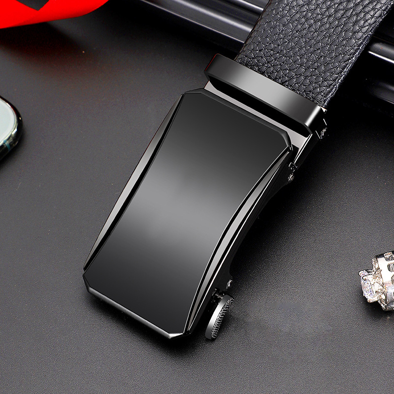 Férfi öv valódi bőrből, kétoldalas szegéllyel, ötvözetből készült csattal, automata zárással, szélesség 2–4 cm