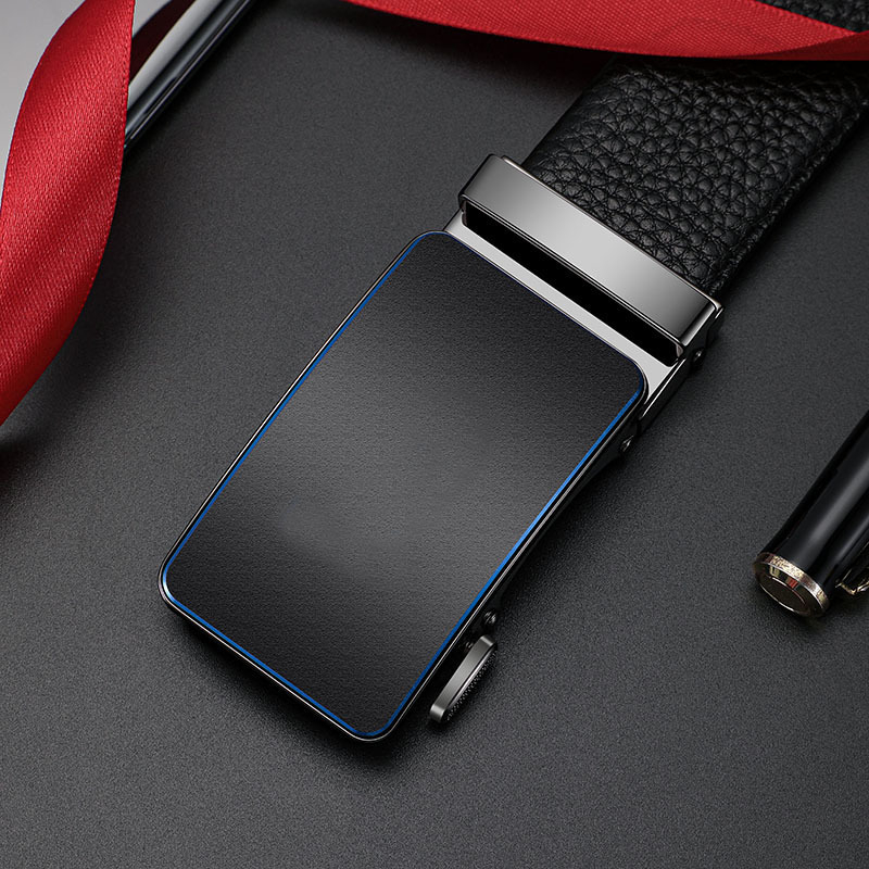 Férfi öv valódi bőrből, kétoldalas szegéllyel, ötvözetből készült csattal, automata zárással, szélesség 2–4 cm