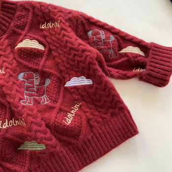 Gyerekeknek szóló koreai stílusú pulóver lóhímzéssel és teljes karikatúra mintával; vastag pamutfonalból készült kötött anyag; kerek nyak; hosszú ujjú; téli